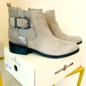 Women’s New Light Gray Size 7 Dolly Side Buckle Logo embossed Bootie BANDOLINO